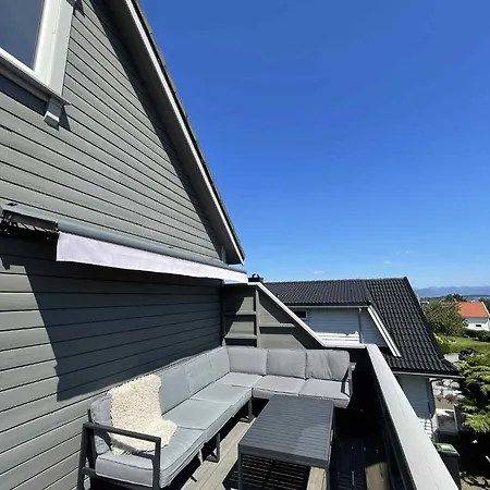 2 Bedrooms - Beautiful Near Centre Apartment